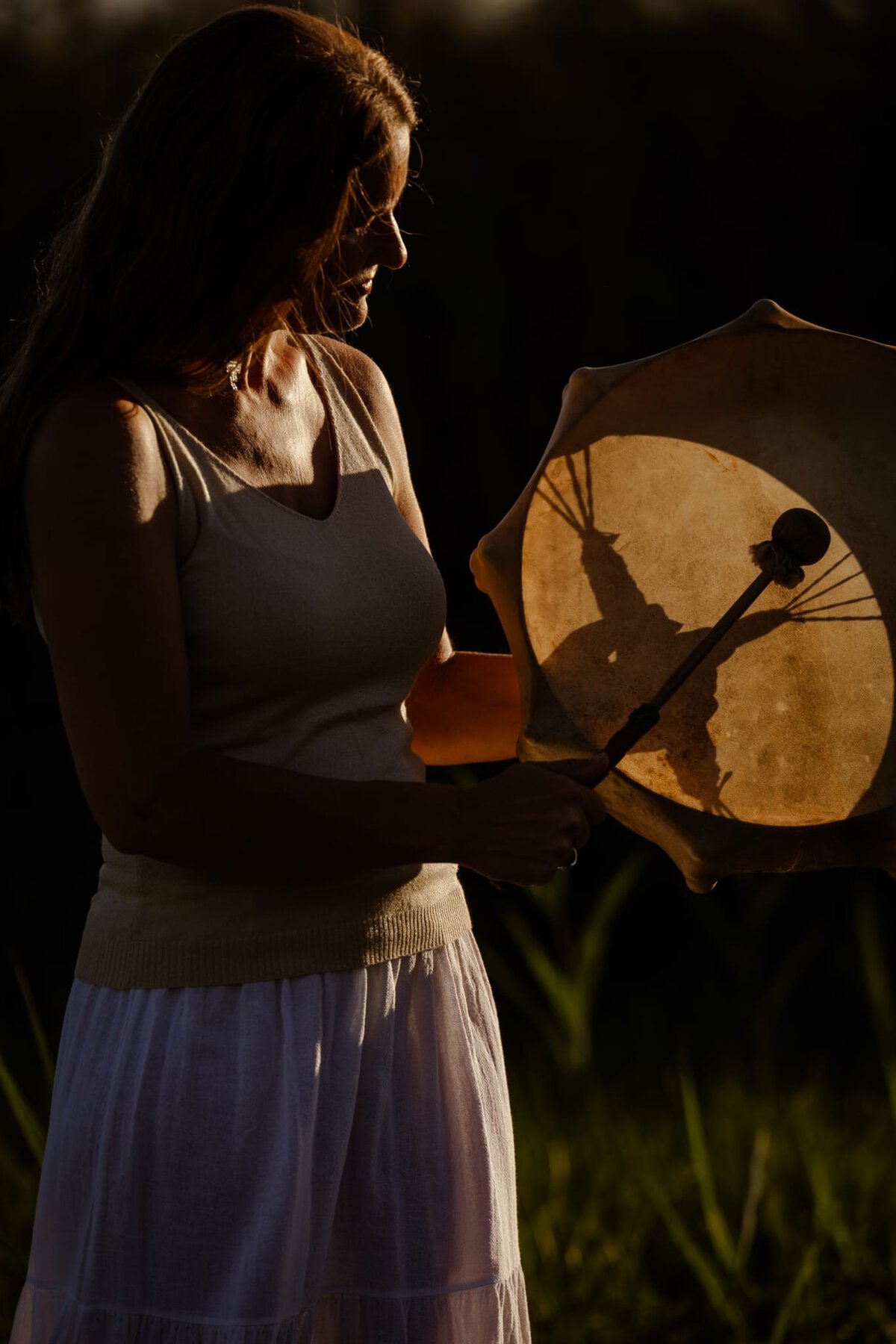 Karin mit ihrer Rahmentrommel im Abendlicht