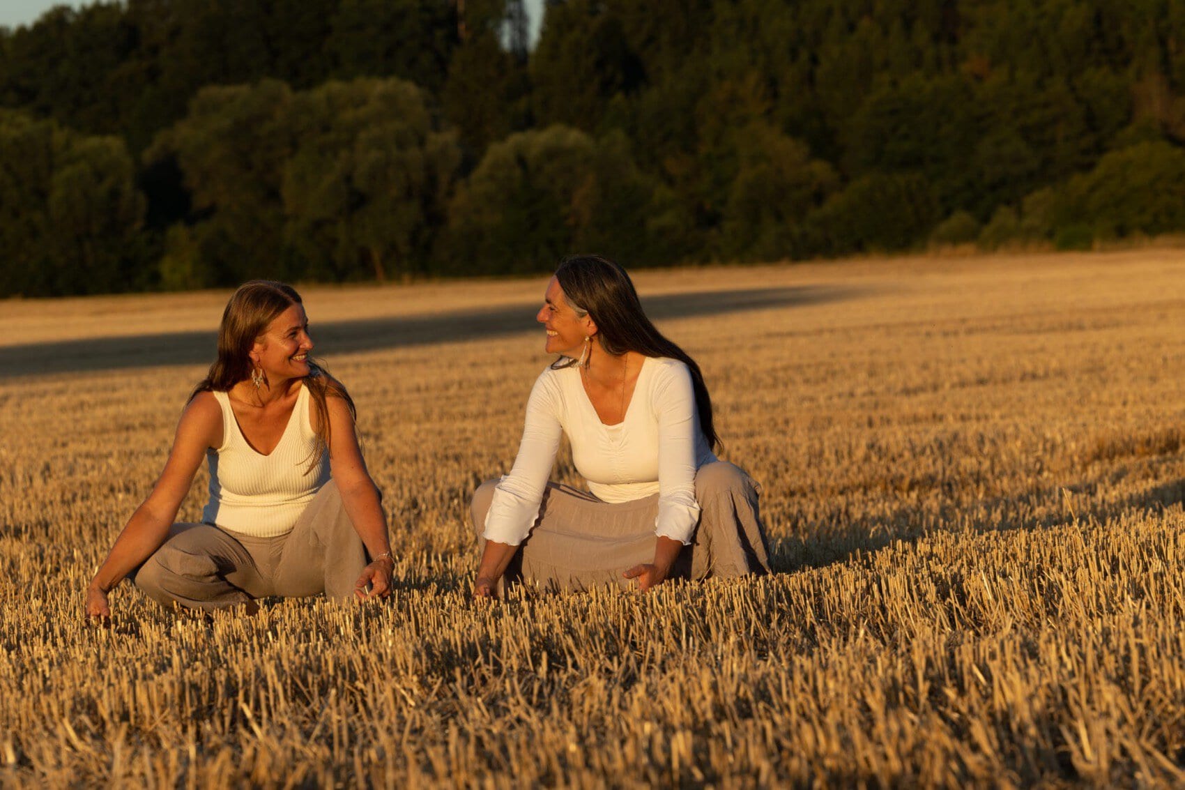 Zwei Frauen im Gespräch auf dem Feld
