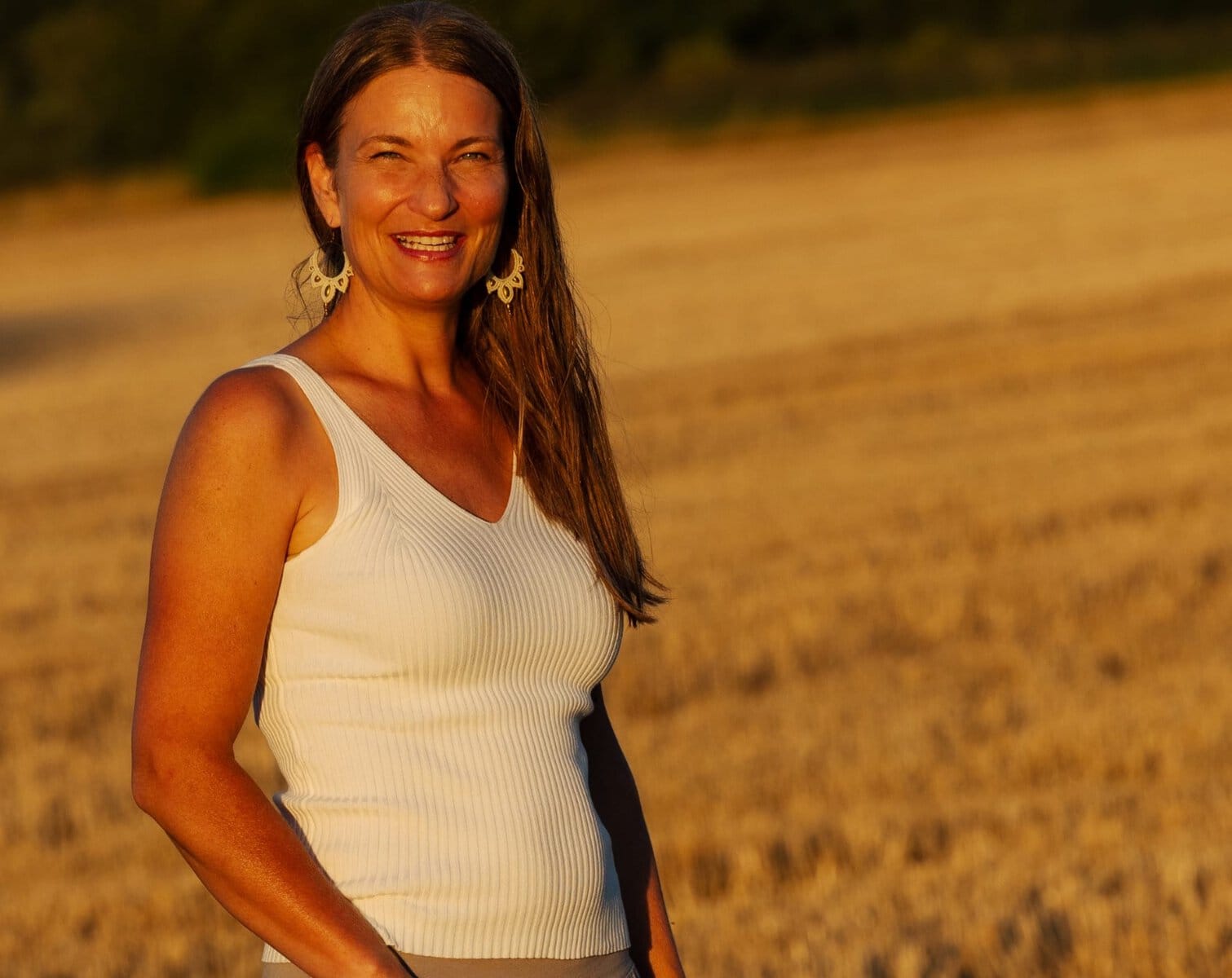 Karin Schwarzer im Abendlicht am Feld