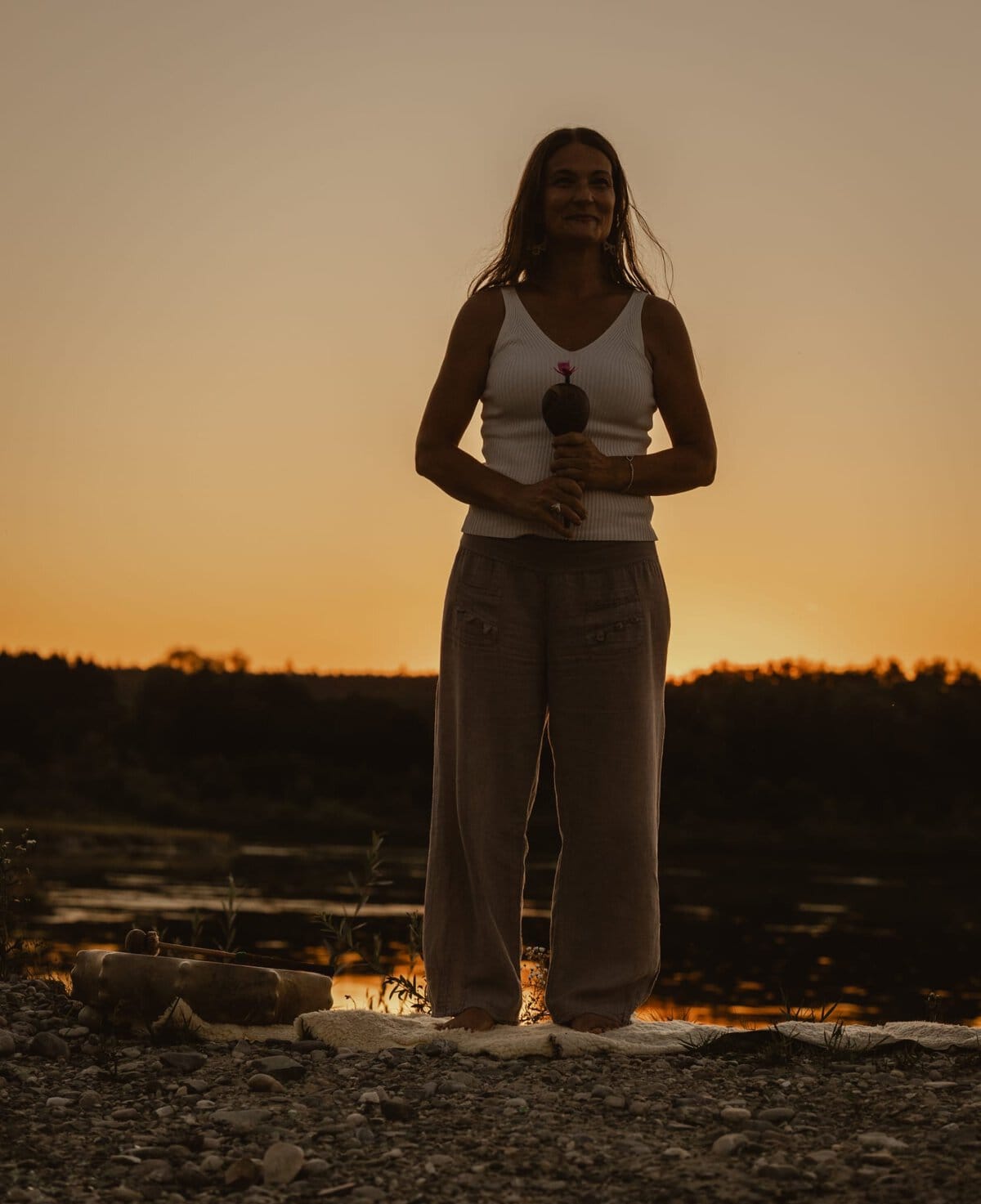 Karin im Abendlicht am Fluss