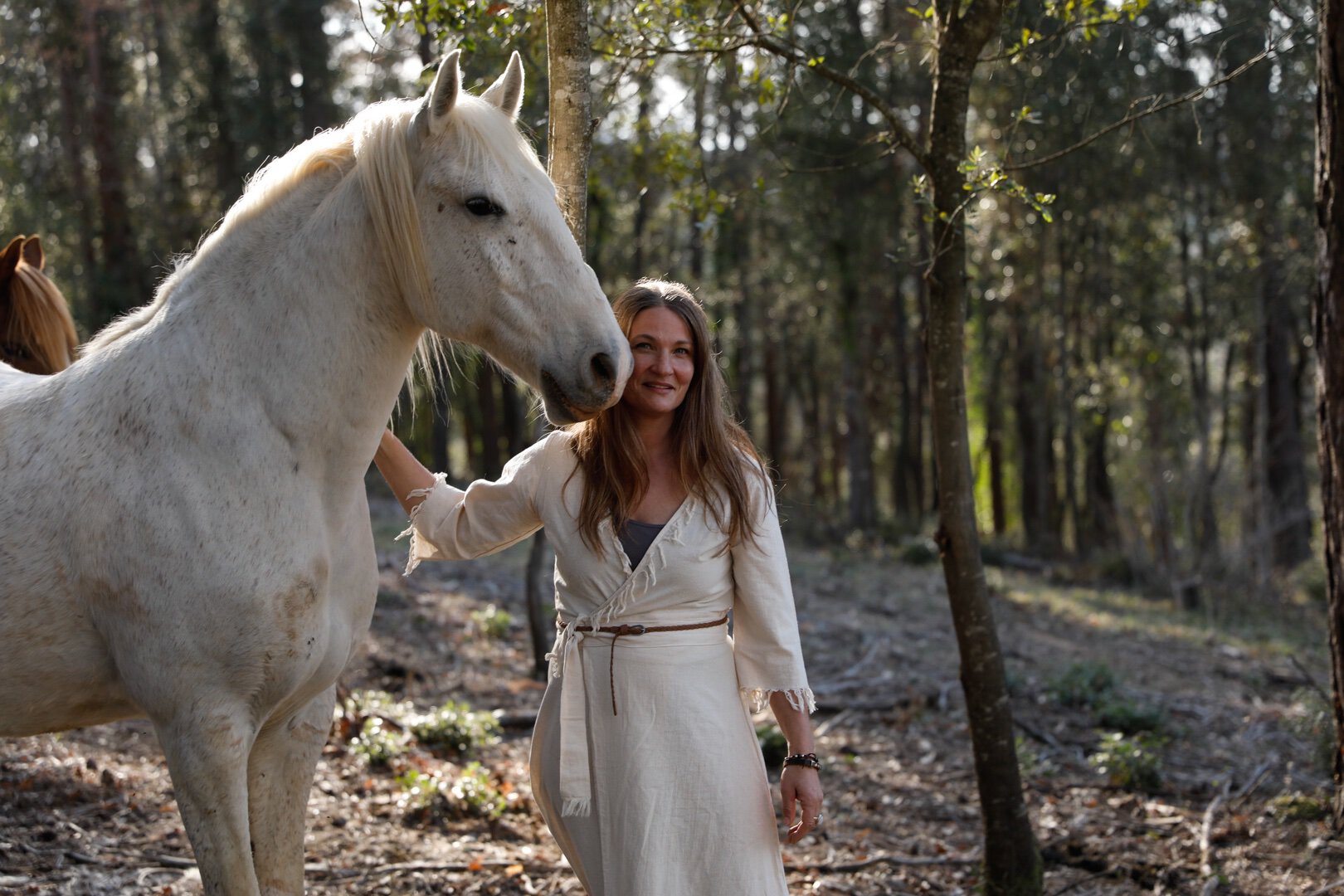 Karin Schwarzer mit ihrem Schimmel im Wald